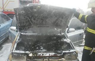 Otomobilde çıkan yangın itfaiye tarafından söndürüldü