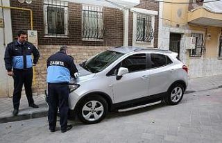 Otomobilli kaldırım işgaline önce uyarı, sonra...