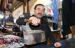 (Özel) Bu ütü mangal kömürüyle çalışıyor