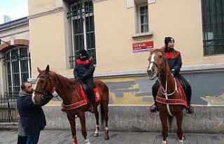 (Özel) İstiklal Caddesi’nde atlı polislerin geçidi...