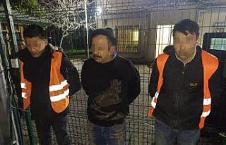 (Özel) Kepçeyle yolu kapattılar, çalışma yapıyoruz...