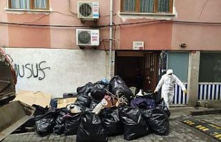 (Özel) Koku üzerine eve giden belediye ekipleri...