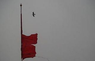 (Özel) Taksim’de yırtılan dev Türk bayrağı...