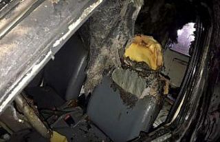 Park halindeki araçta yanarak can verdi