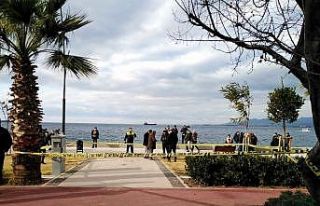 Parkta eşini vurdu, başında bekledi