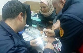 Parmağına sıkışan yüzük kesilerek çıkartıldı
