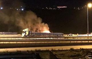 Patlak lastikle yola devam eder tır yandı