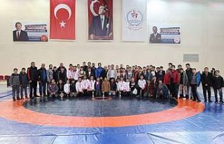 Pehlivanlar okullar arası müsabakalarda mindere...