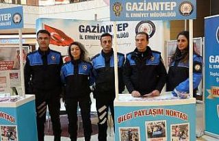 Polis şiddete karşı kadınları bilgilendirdi