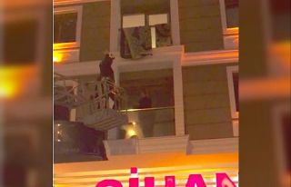 Polisin kumar baskınında panikledi, balkonda mahsur...