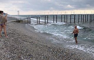 Rus turistler soğuk havaya aldırış etmeden denize...