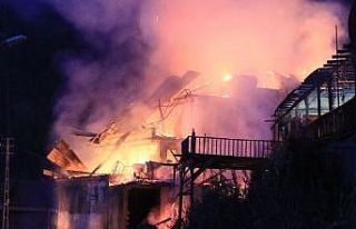 Safranbolu’da 2 katlı kafe çıkan yangında kül...