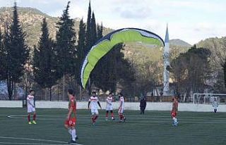 Sahaya inen yamaç paraşütçüsüne hakem kırmızı...