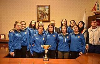 Şampiyon kızlardan Başkan Çatal’a ziyaret