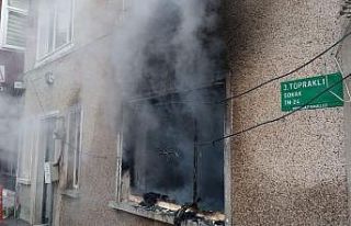 Satılığa çıkarılan müstakil ev alev alev yandı