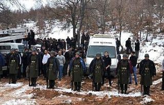 Şehit cenazesindeki askerlere montlarını verdiler