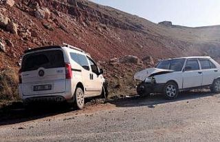 Siirt’te iki araç kafa kafaya çarpıştı: 5 yaralı