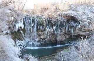 Sivas’ta gölet ve şelaleler buz tuttu