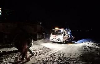 Sivas’ta traktörün devrilmesiyle mahsur kalan...