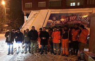 Soğuk havaya aldırmadan sokakları temizlerken türkü...