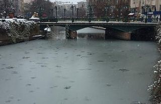 Soğuk ve karlı havaya Porsuk Çayı da dayanamadı