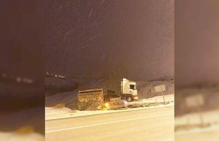 Sorgun’da karla kaplı yolda savrulan tır kameralara...