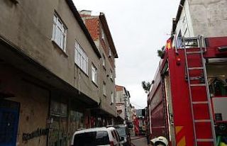 Sultanbeyli’de binanın çatısının alev alev...