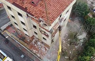 Sultangazi’de depreme dayanıksız bina yıkıldı