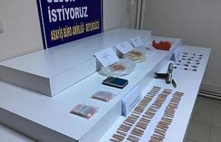 Şüpheli aracın cam açma kapama haznesinin içerisinden...