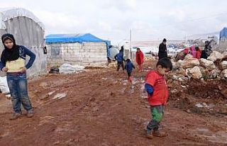 Suriye’de mülteci kampları sel sonrası çamur...