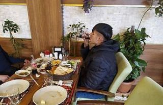 Taksim metrosunda uyuyan Genç’e Vali Yerlikaya...