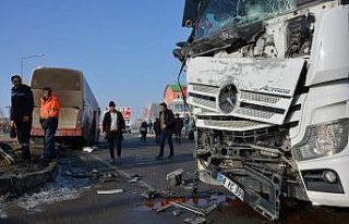 Tanker ile yolcu otobüsü çarpıştı, şans eseri...