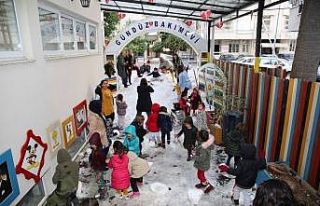 Tatile Adana’nın göbeğinde karla oynayarak girdiler