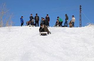 Tatili fırsat bilen çocukların kızak keyfi