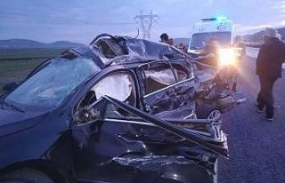 Tekeri patlayan otomobil tırla çarpıştı: 2 ölü,...