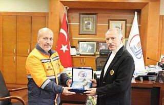 Temizlik işçisi ile sokak köpeği arasındaki sevgi...