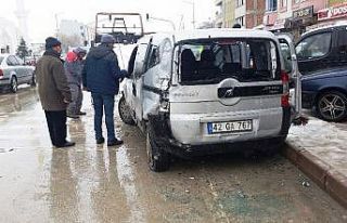 Tır park halindeki hafif ticari aracı çarptı