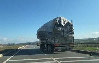 Tır sürücüsü, devrilmek üzere olan yüküne...