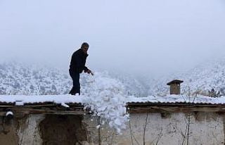 Toprak damlı evlerde yaşayan vatandaşlar baca küreme...