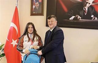 Türkiye şampiyonu Burcu’dan İl Müdürü Fillikçioğlu’na...