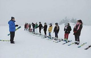Türkiye’nin 53. kayak merkezinde kayak eğitimi...