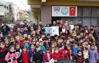 Türkmen çocuklara Kur’an-ı Kerim dağıtıldı