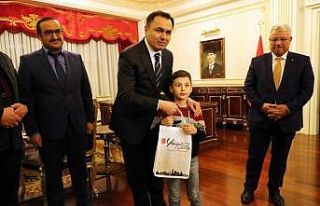 Vali Çakır ‘bayrak sevdalısı’ öğrenciyi...