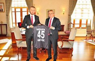 Vali Deniz’e Manisaspor forması