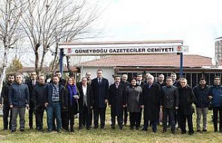 Vali Güzeloğlu gazetecilerle bir araya geldi