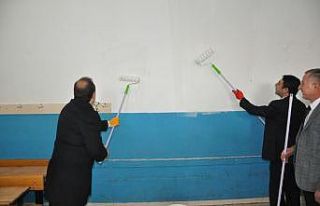 Vali Pehlivan okulda boya yaptı