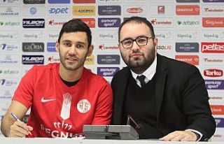 Veysel Sarı, Antalyaspor’a imzayı attı