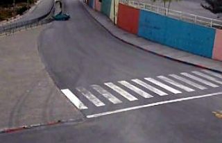 Viraja hızlı giren otomobil su kanalına böyle...