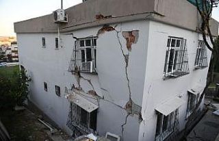 Yağmurda zarar görerek yarıklar oluşan ev yıkıldı