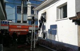 Yangına müdahale eden itfaiyecinin başına merdiven...